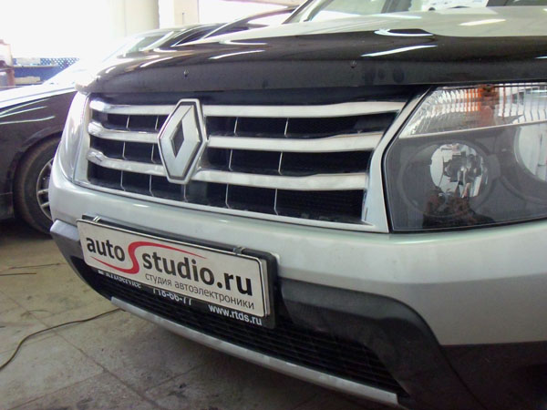 На автомобиль установлена защитная сетка радиатора