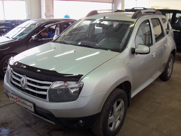 На автомобиль установлены сигнализация и защитная сетка радиатора