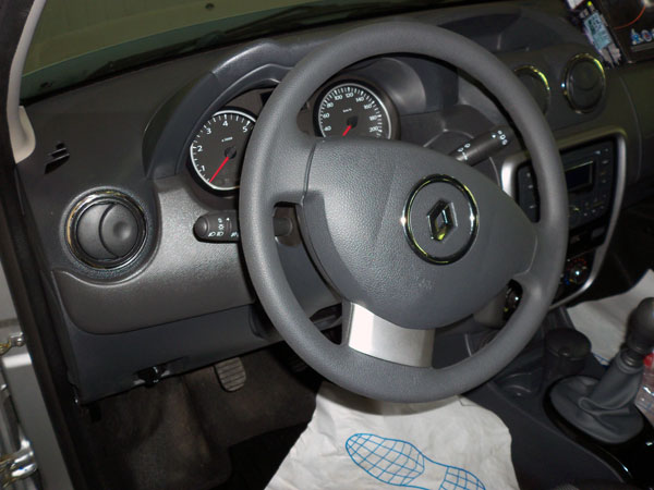 салон автомобиля: установка охранного комплекса на Renault Duster