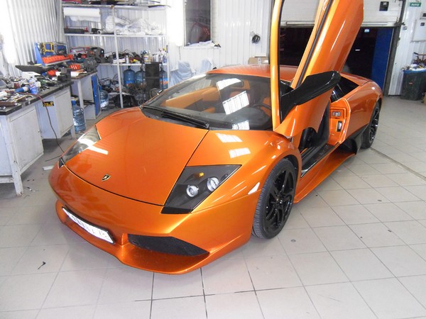 Установка камеры заднего вида, парктроника и стационарного, 2-х канального видеорегистратора на  Lamborghini Murcielago LP640