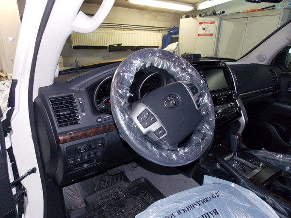 Установка противоугонного комплекса с элементами авторских наработок на Toyota Land Cruiser 200