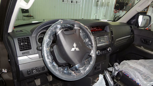 Установка 2 DIN головного устройства и камеры заднего вида на Mitsubishi Pajero