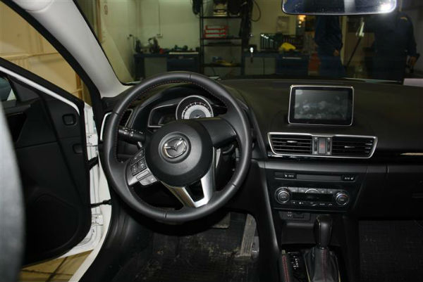 Установка камеры заднего вида с подключением к штатному головному устройству на Mazda 3