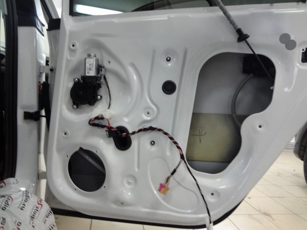 Шумоизоляция дверей и установка музыкального комплекса ALPINE Volkswagen Polosedan