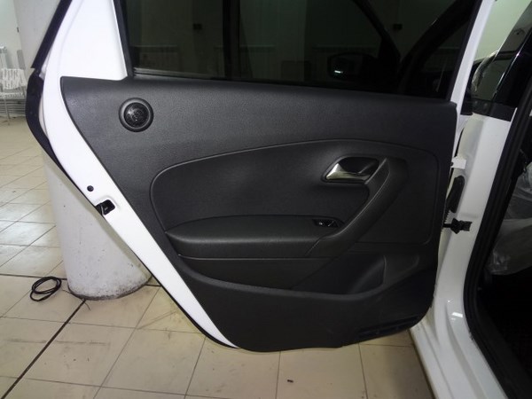 Шумоизоляция дверей и установка музыкального комплекса ALPINE Volkswagen Polosedan
