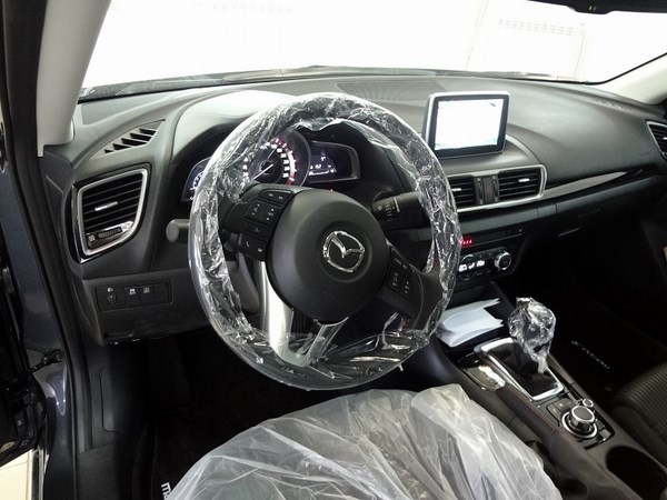 Установка камеры заднего вида с подключением к штатному головному устройству на Mazda 3