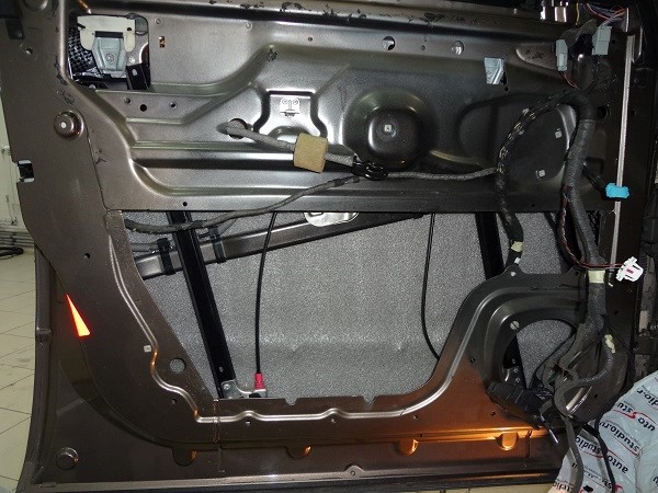 Аудиоподготовка дверей на Range Rover Sport