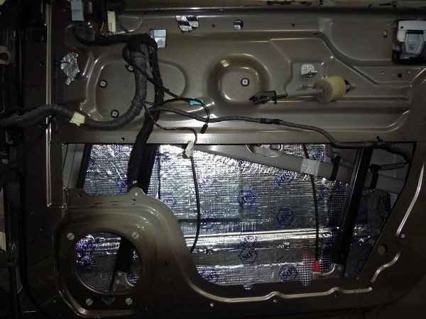 Аудиоподготовка дверей на Range Rover Sport