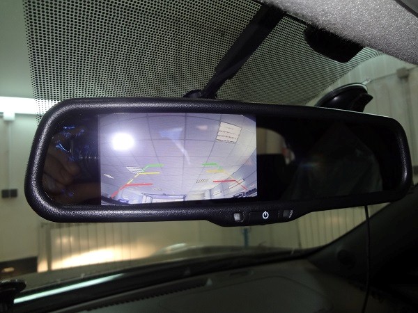 Установка зеркала с монитором и камеры заднего вида на Nissan Juke