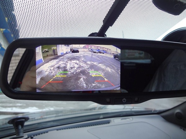 Установка зеркала с монитором и камеры заднего вида на Nissan Juke
