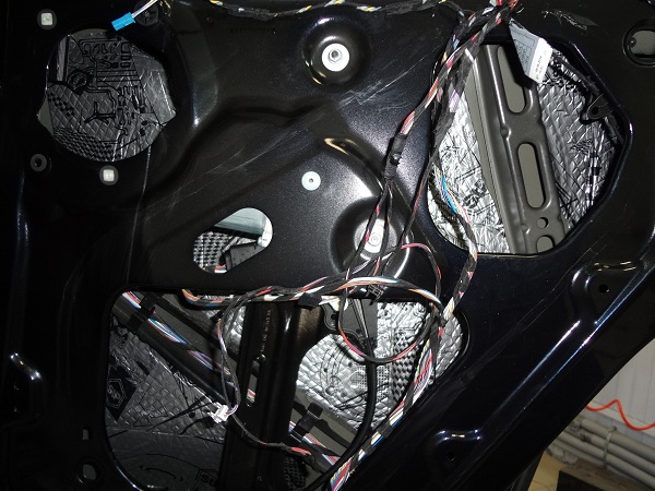 Шумоизоляция дверей и арок на BMW X3