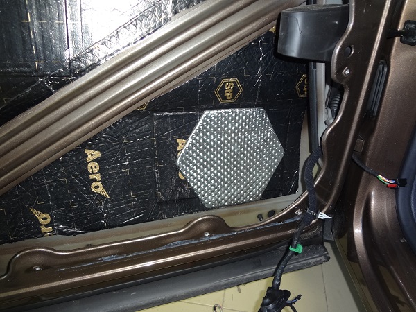 Аудиоподготовка дверей на Volkswagen Tiguan