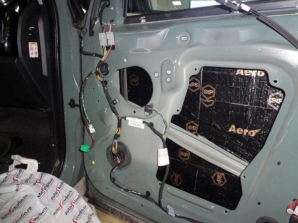 Комплексная вибро-шумоизоляция на Land Rover Discovery 3