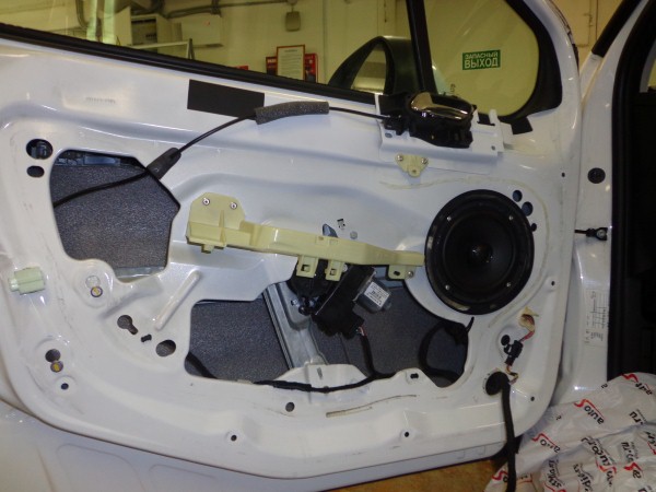 Аудиоподготовка дверей на Peugeot 408