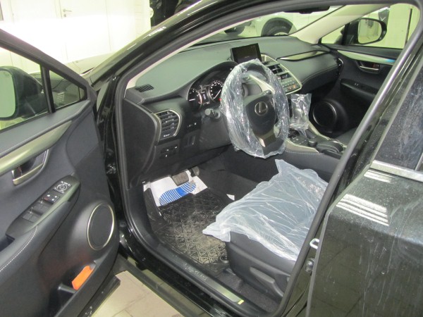 Установка охранного комплекса на Lexus NX200