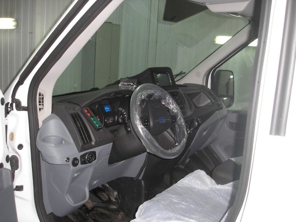 Установка головного устройства и камеры заднего вида на Ford Transit