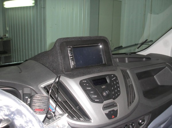Установка головного устройства и камеры заднего вида на Ford Transit