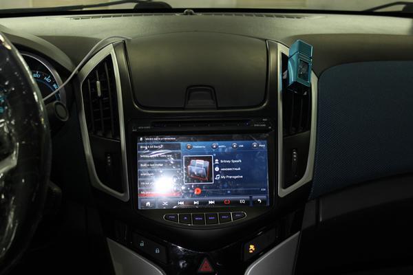 Установка головного устройства и камеры заднего вида на Chevrolet Cruze