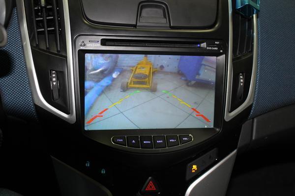 Установка головного устройства и камеры заднего вида на Chevrolet Cruze