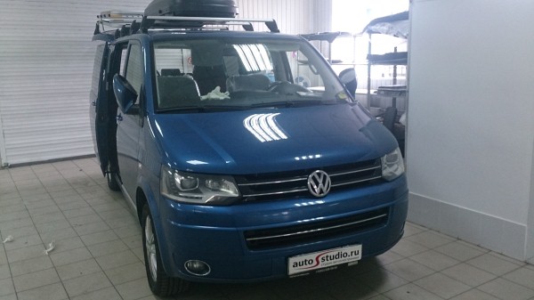 Установка потолочного монитора на Volkswagen Multivan