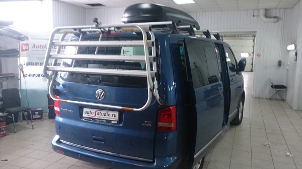 Установка потолочного монитора на Volkswagen Multivan