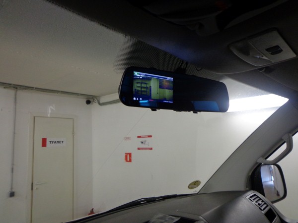 Установка камеры заднего вида и зеркала с монитором и видерегистратором на Volkswagen Transporter