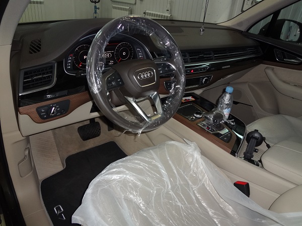 Наружная шумоизоляция арок и частичная шумоизоляция пола на Audi Q7