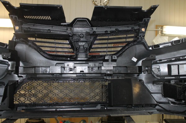 Установка защитной сетки радиатора на Renault Sandero