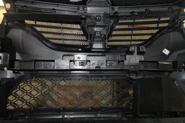 Установка защитной сетки радиатора на Renault Sandero