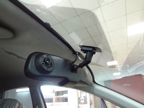 Установка зеркала заднего вида с регистратором и монитором и камеры заднего вида на Nissan Almera.