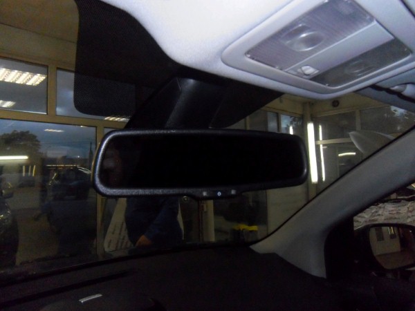Установка камеры заднего вида и зеркала с монитором на Renault Koleos