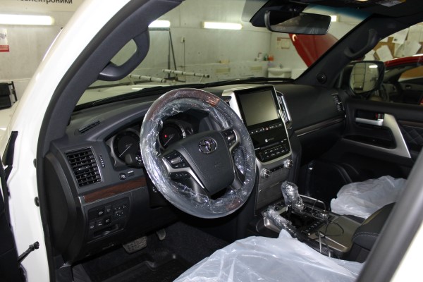 Установка охранного комплекса на Toyota Land Cruiser