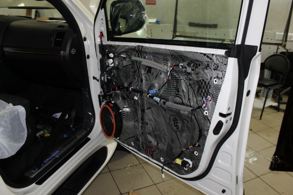 Шумоизоляция дверей и багажника на Toyota Land Cruiser
