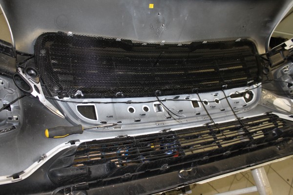Установка защитной сетки радиатора на Peugeot 3008