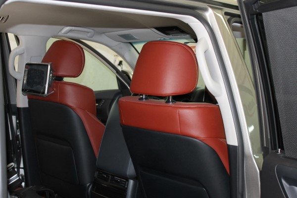 Установка мониторов для задних пассажиров на Lexus LX