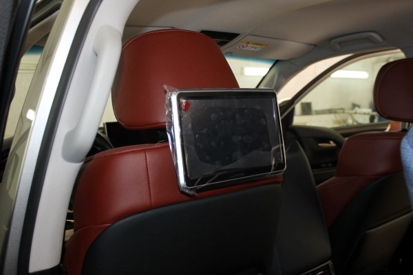 Установка мониторов для задних пассажиров на Lexus LX