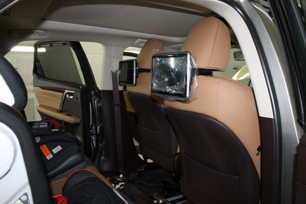 Установка мониторов для задних пассажиров на Lexus RX