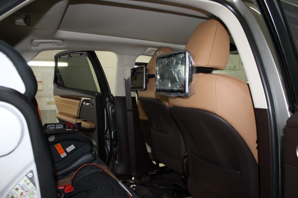 Установка мониторов для задних пассажиров на Lexus RX