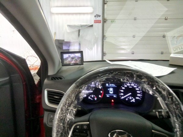 Установка монитора и камеры заднего вида на Hyundai Solaris