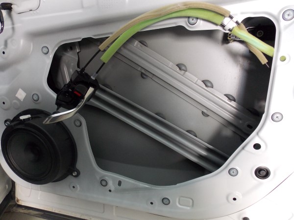 Аудиоподготовка дверей на Mazda CX5