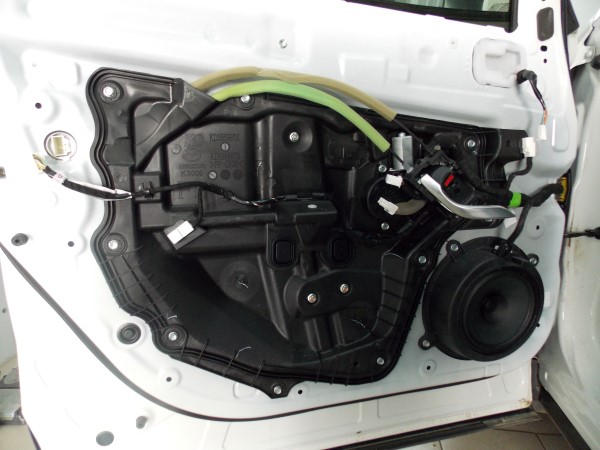 Аудиоподготовка дверей на Mazda CX5