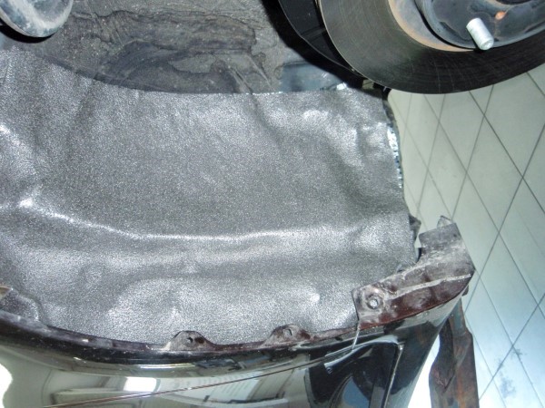 Шумоизоляция арок материалом на Toyota Camry