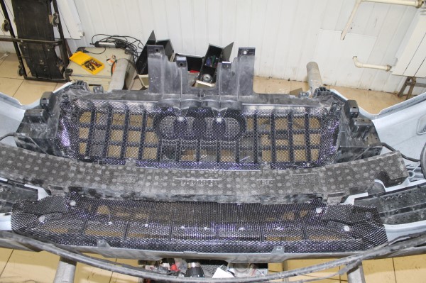 Установка защитной сетки радиатора на Audi Q3
