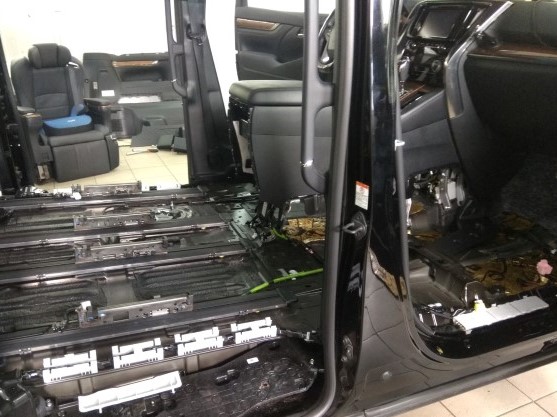 Шумоизоляция пола и багажника на Toyota Alphard