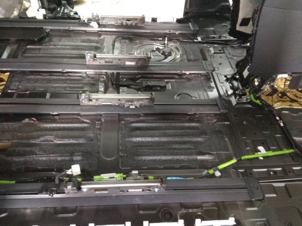 Шумоизоляция пола и багажника на Toyota Alphard