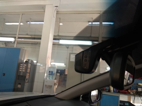 Установка видеорегистратора в штатное место на Toyota Camry