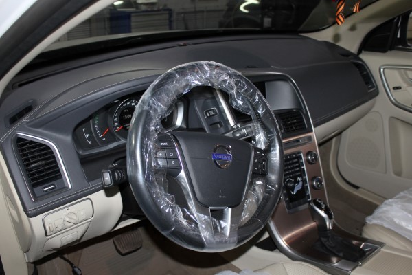 Установка мониторов на подголовники на Volvo XC60