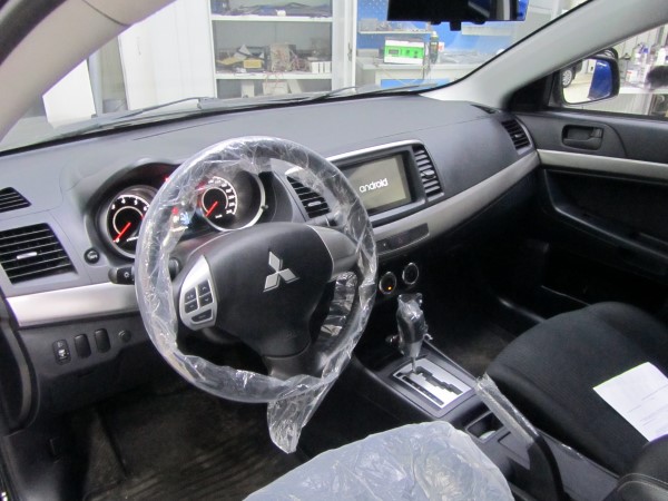 Установка головного устройства и камеры заднего вида на Mitsubishi Lancer