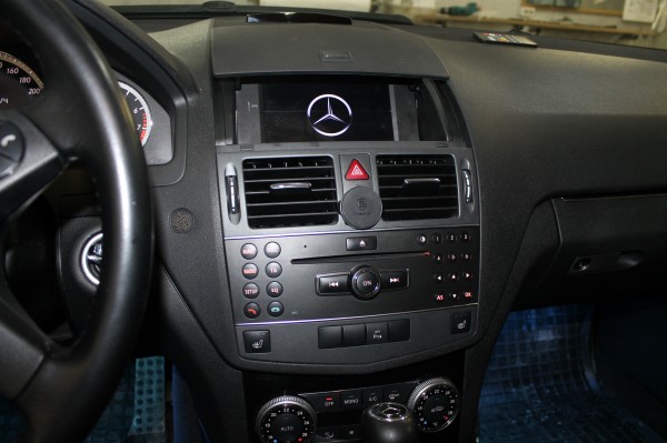 Установка головного устройства и камеры заднего вида на Mercedes C-Class