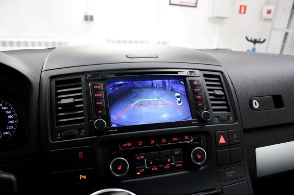 Установка головного устройства и камеры заднего вида на Volkswagen Multivan